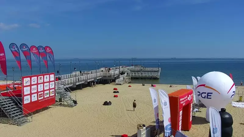 Widok z kamery obrotowej na plaże i morze w Gdańsku Brzeźnie