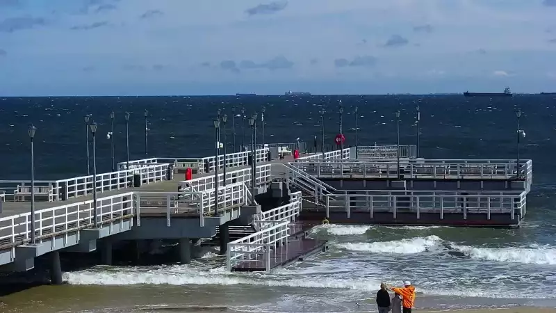 Widok z kamery obrotowej na plaże i morze w Gdańsku Brzeźnie