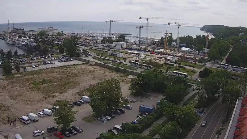 Widok na deptak, skwer i marinę w Gdyni.