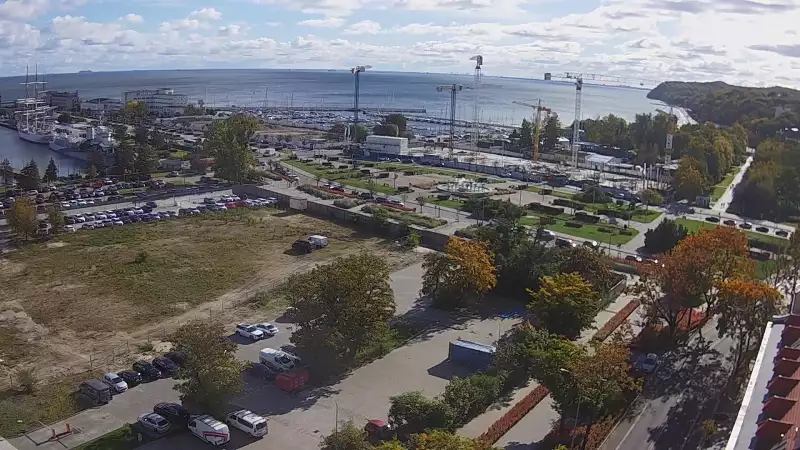 Widok na deptak, skwer i marinę w Gdyni.