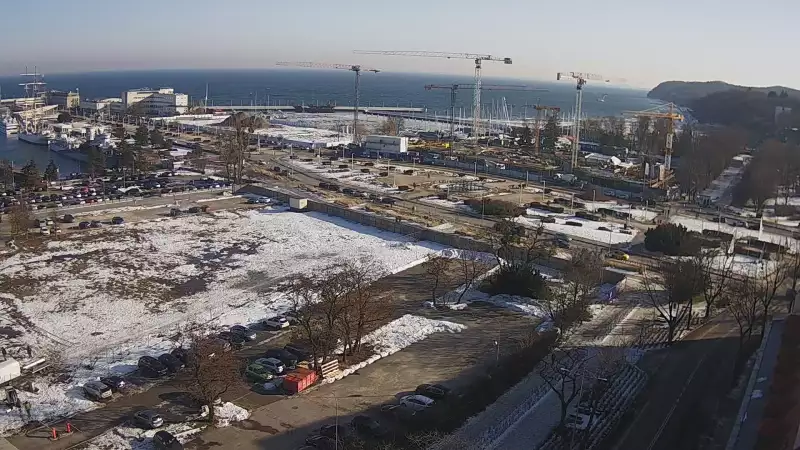 Widok na deptak, skwer i marinę w Gdyni.
