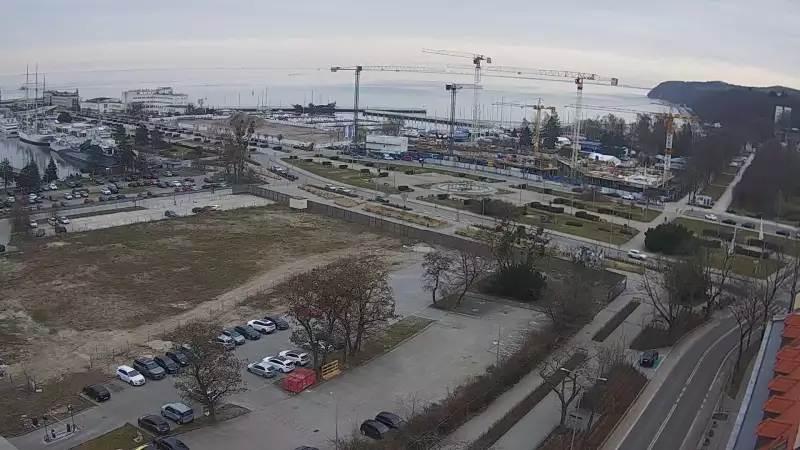 Widok na deptak, skwer i marinę w Gdyni.