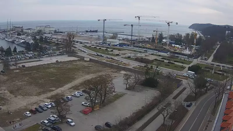 Widok na deptak, skwer i marinę w Gdyni.