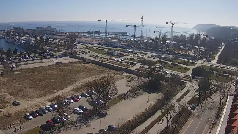 Widok na deptak, skwer i marinę w Gdyni.