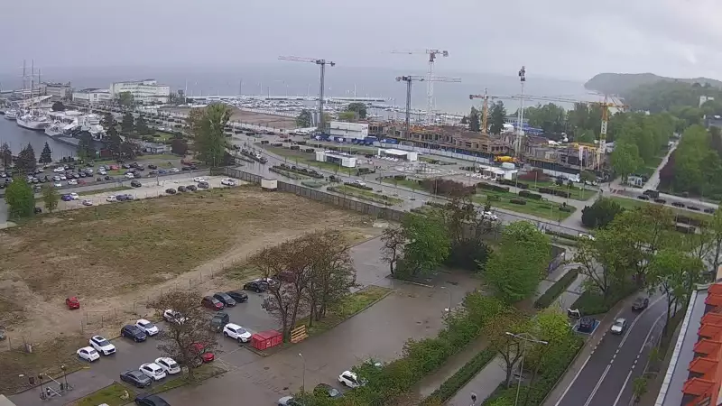 Widok na deptak, skwer i marinę w Gdyni.