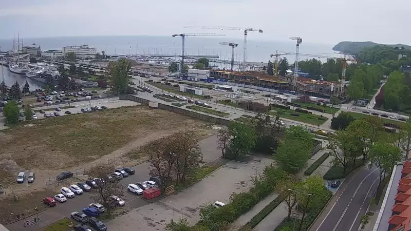 Widok na deptak, skwer i marinę w Gdyni.