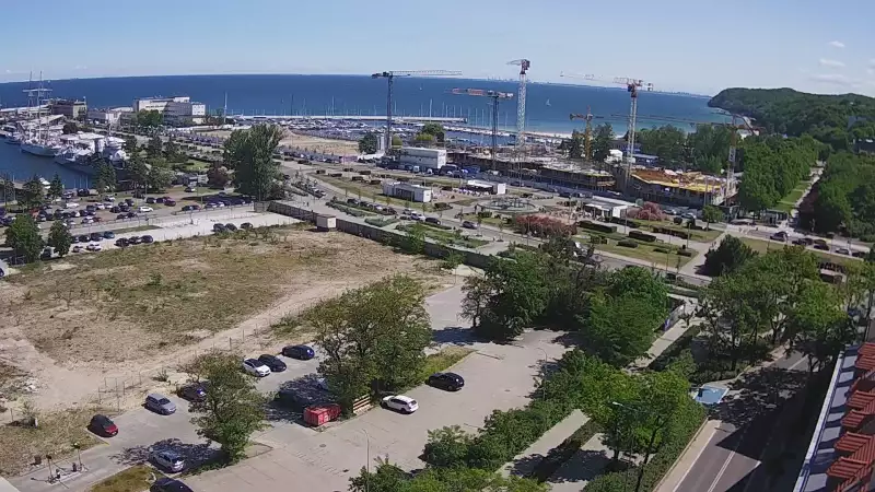 Widok na deptak, skwer i marinę w Gdyni.