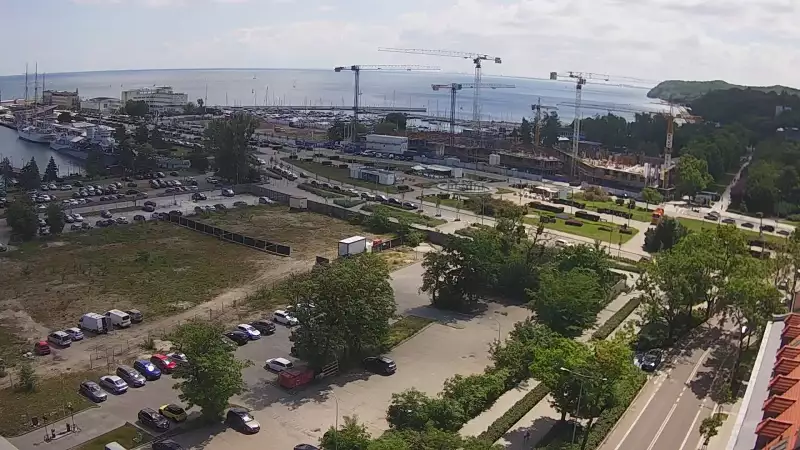 Widok na deptak, skwer i marinę w Gdyni.