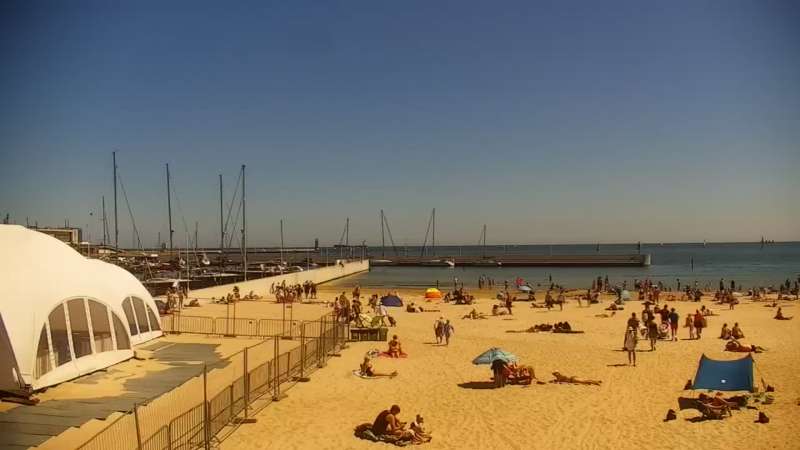 Ujęcie na szeroką plażę w Gdyni.