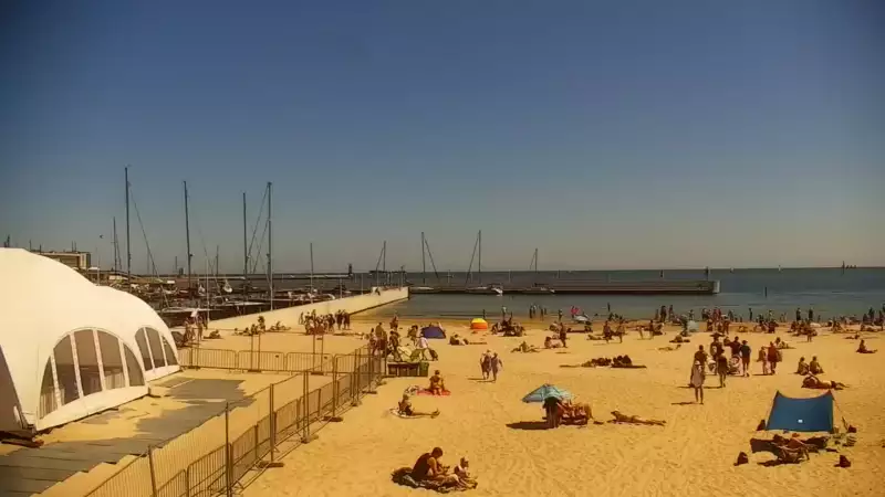 Ujęcie na szeroką plażę w Gdyni.