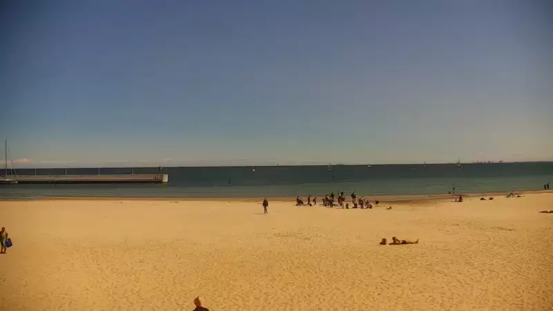 Ujęcie na szeroką plażę w Gdyni.