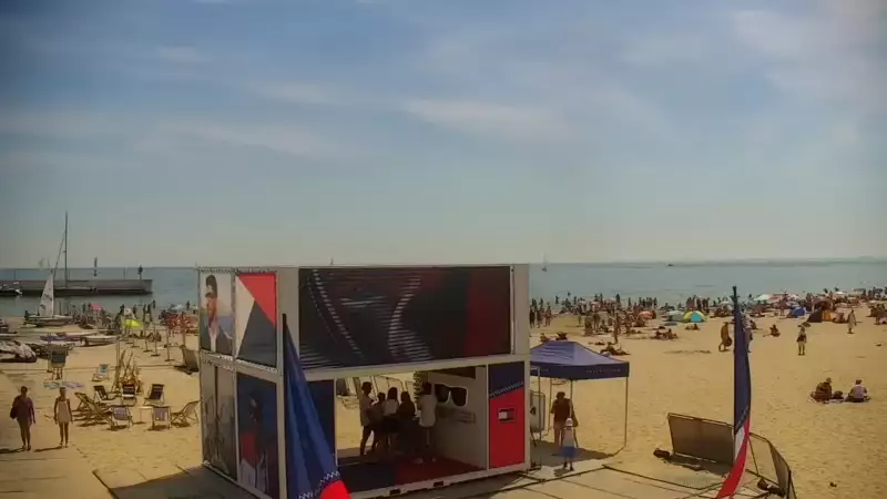 Ujęcie na szeroką plażę w Gdyni.