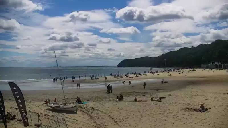 Ujęcie na szeroką plażę w Gdyni.
