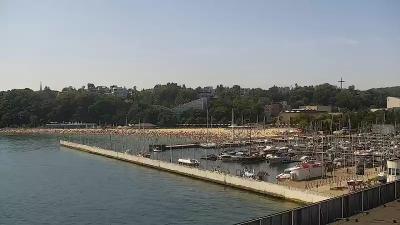 Widok na Marinę w Gdyni i nabrzeże młodych żeglarzy z kamery.