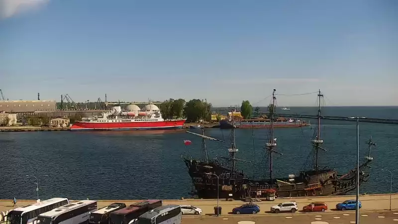 Widok na Marinę w Gdyni i nabrzeże młodych żeglarzy z kamery.