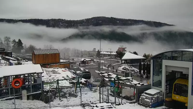 Ujęcie na dolną stację kolei linowo-terenowej na Górę Żar.