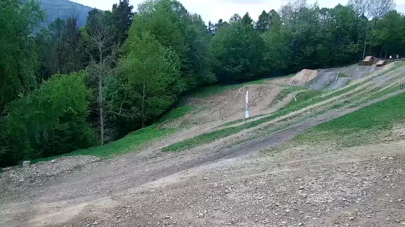 Ujęcie na dolną stację kolei linowo-terenowej na Górę Żar.