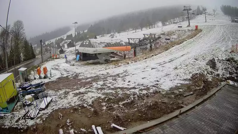 Ujmujący widok z kamery na stok z górnej stacji narciarskiej Grapa Zieleniec Duszniki-Zdrój.