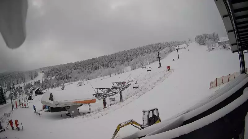 Ujmujący widok z kamery na stok z górnej stacji narciarskiej Grapa Zieleniec Duszniki-Zdrój.