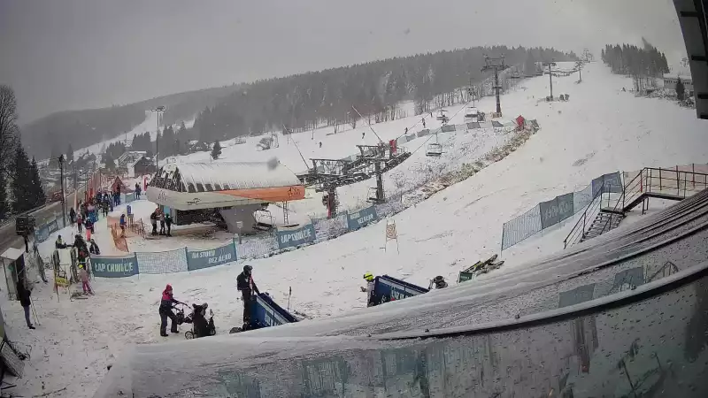 Ujmujący widok z kamery na stok z górnej stacji narciarskiej Grapa Zieleniec Duszniki-Zdrój.