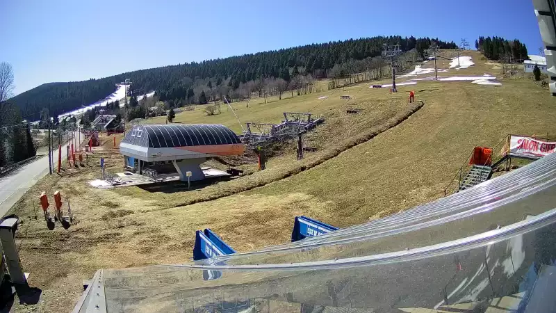 Ujmujący widok z kamery na stok z górnej stacji narciarskiej Grapa Zieleniec Duszniki-Zdrój.