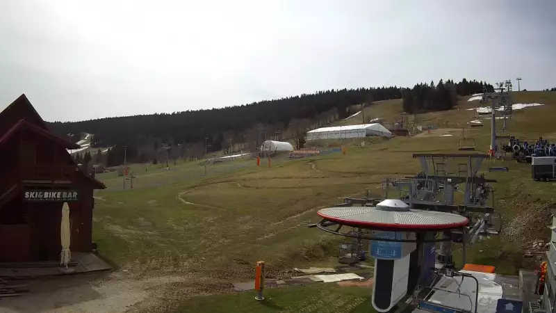 widok z dolnej stacji narciarskiej Gryglówka