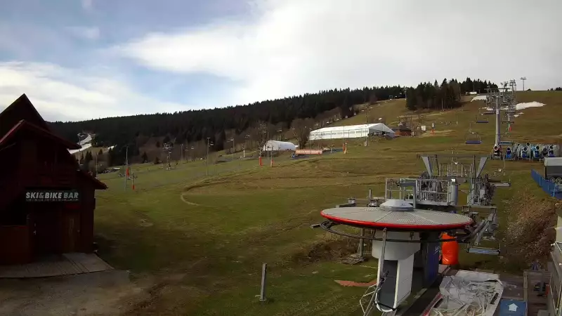 widok z dolnej stacji narciarskiej Gryglówka