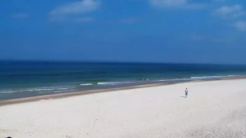 Widok na piękną, piaszczystą i szeroką plażę w Grzybowie w woj. zachodniopomorskim.