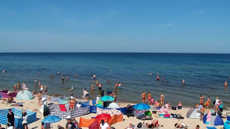 Widok na piękną, piaszczystą i szeroką plażę w Grzybowie w woj. zachodniopomorskim.