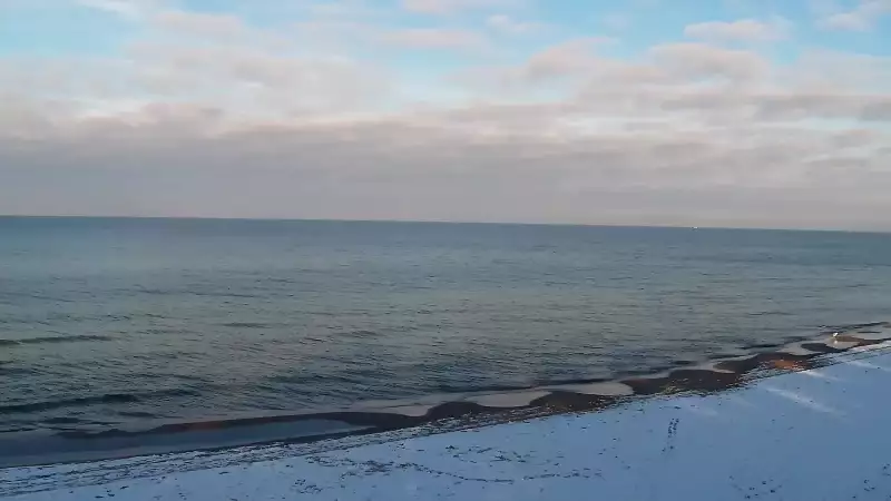 Widok na piękną, piaszczystą i szeroką plażę w Grzybowie w woj. zachodniopomorskim.