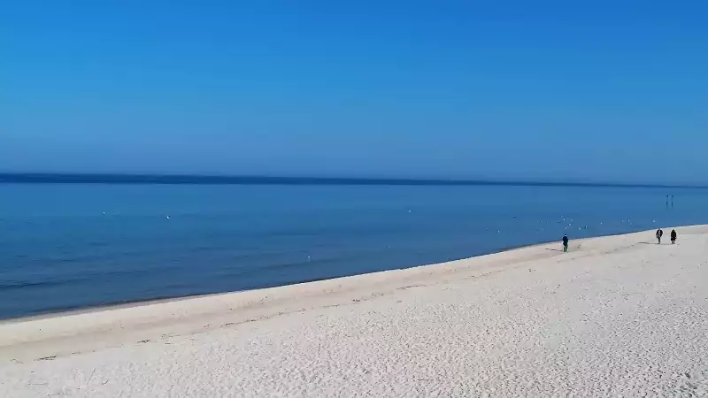 Widok na piękną, piaszczystą i szeroką plażę w Grzybowie w woj. zachodniopomorskim.
