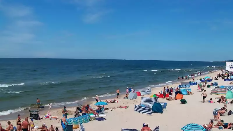 Widok na piękną, piaszczystą i szeroką plażę w Grzybowie w woj. zachodniopomorskim.