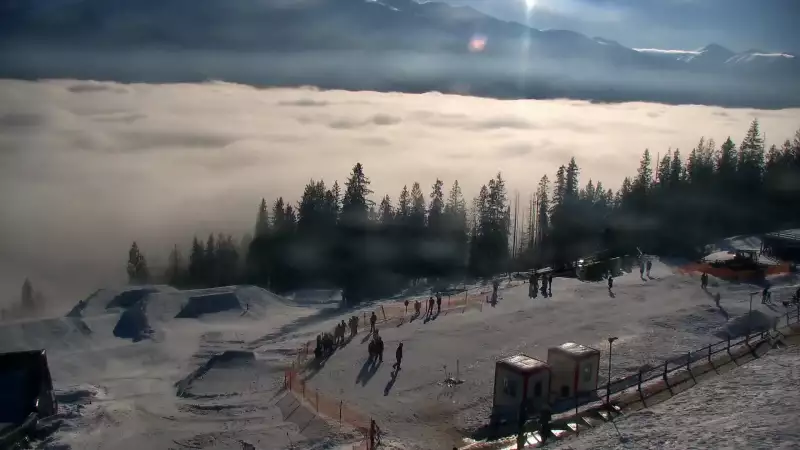 Widok z Kamery na panoramę Tatr.