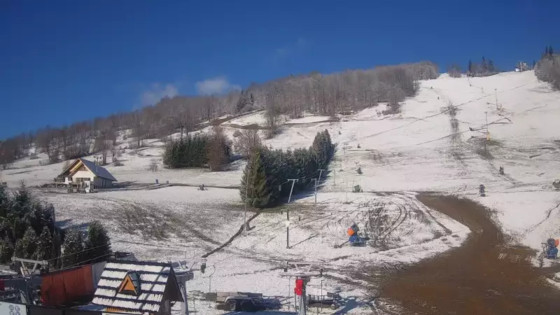 Widok na dolną stację wyciągu krzesełkowego na HARENDZIE.