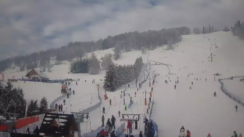 Widok na dolną stację wyciągu krzesełkowego na HARENDZIE.