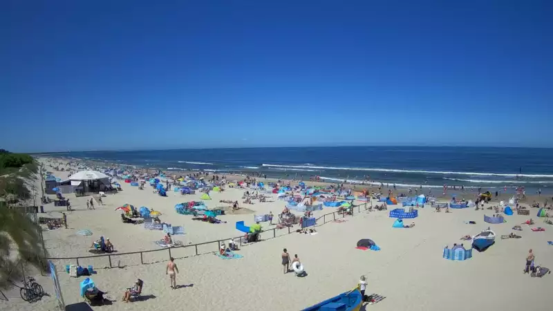 Jantar - widok na złocistą i słoneczną plaże.