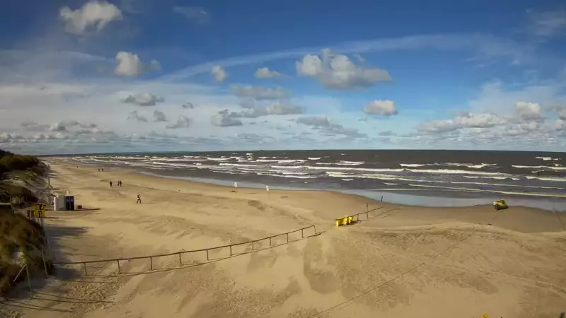 Jantar - widok na złocistą i słoneczną plaże.