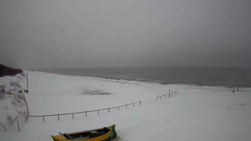 Jantar - widok na złocistą i słoneczną plaże.