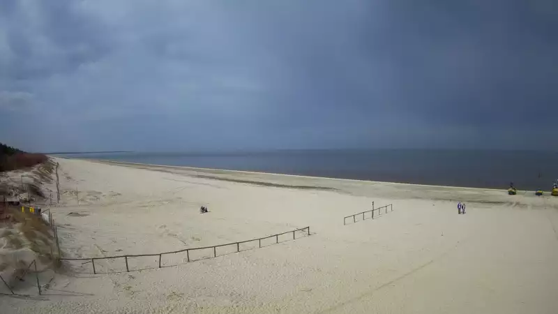 Jantar - widok na złocistą i słoneczną plaże.