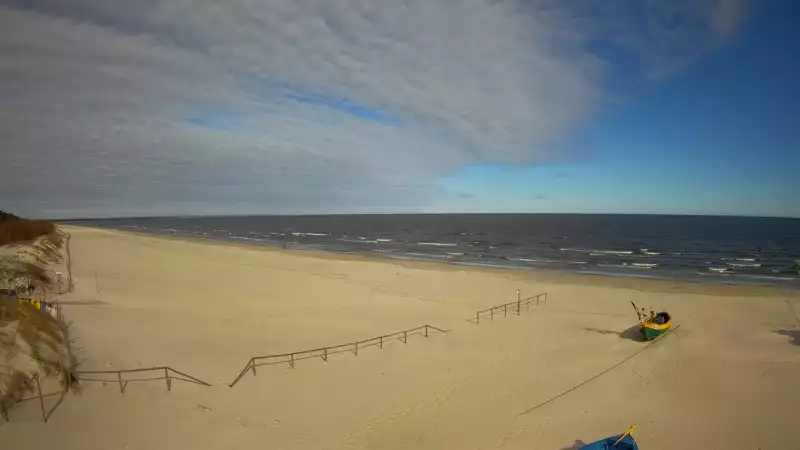 Jantar - widok na złocistą i słoneczną plaże.