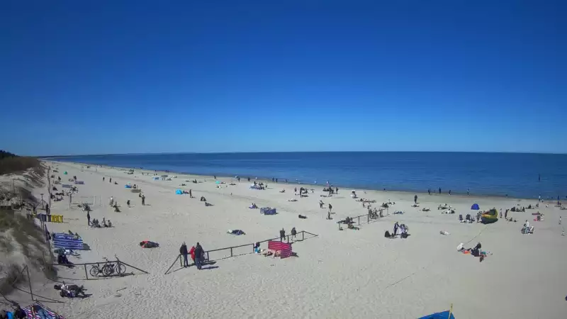Jantar - widok na złocistą i słoneczną plaże.