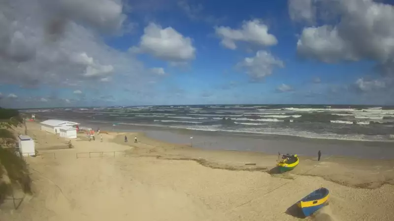 Jantar - widok na złocistą i słoneczną plaże.