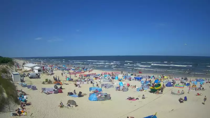 Jantar - widok na złocistą i słoneczną plaże.