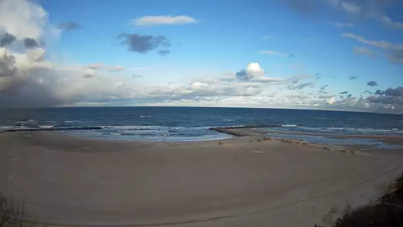 Widok na sztuczną plaże w Jarosławcu