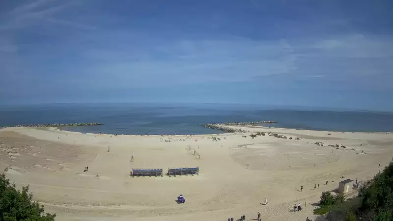 Widok na sztuczną plaże w Jarosławcu