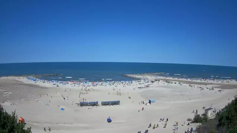 Widok na sztuczną plaże w Jarosławcu