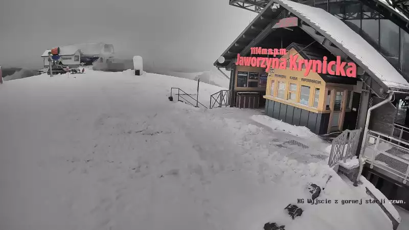 Widok na szczyt Jaworzyny Krynickiej i schronisko, w którym znajduje się muzeum i dyżurka GOPR-u