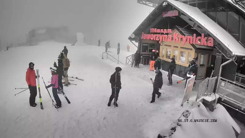 Widok na szczyt Jaworzyny Krynickiej i schronisko, w którym znajduje się muzeum i dyżurka GOPR-u