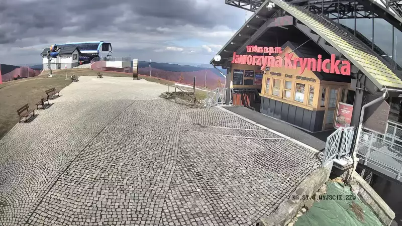 Widok na szczyt Jaworzyny Krynickiej i schronisko, w którym znajduje się muzeum i dyżurka GOPR-u