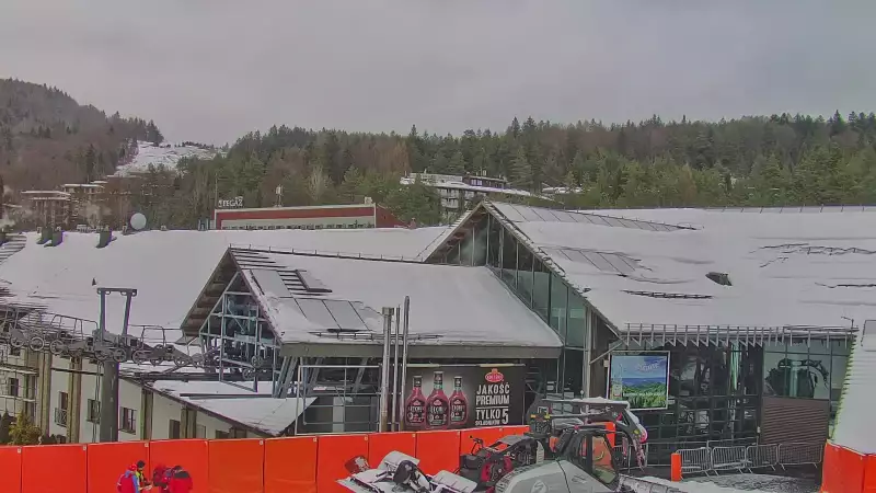 Widok na parking i Dolinę Czarnego Potoku- stację poczatkową kolei gondolowej